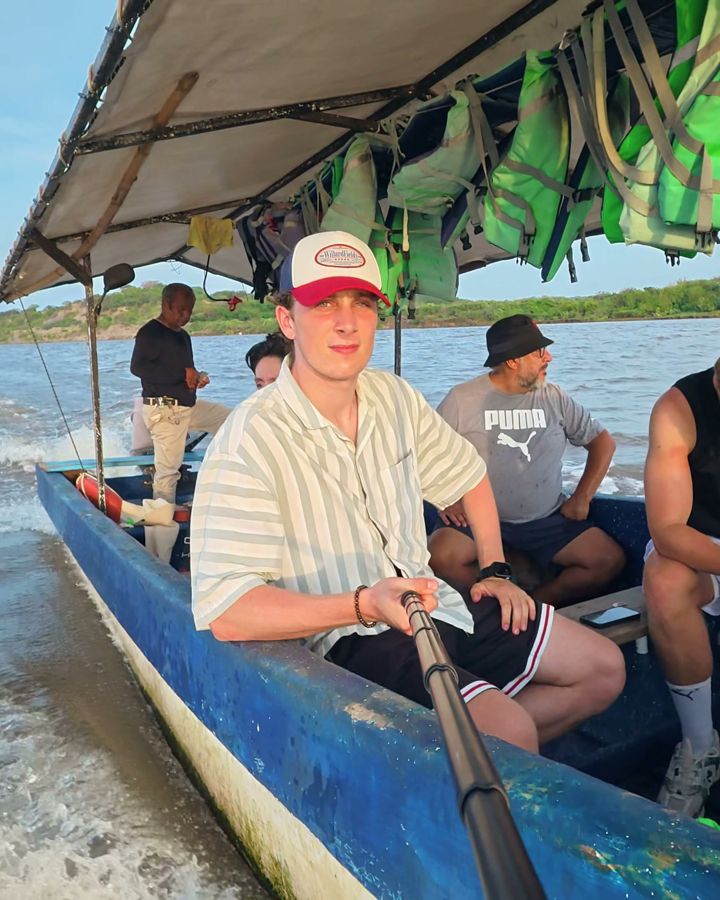 Freunde in einem Boot auf einem Fluss