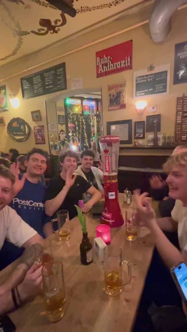 Freunde lachend am Kneipentisch