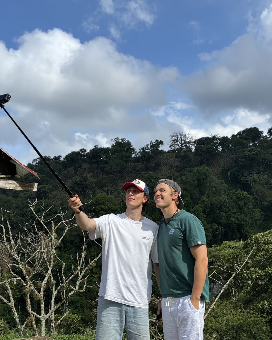 Lou und Lars machen ein Selfie in Mexiko