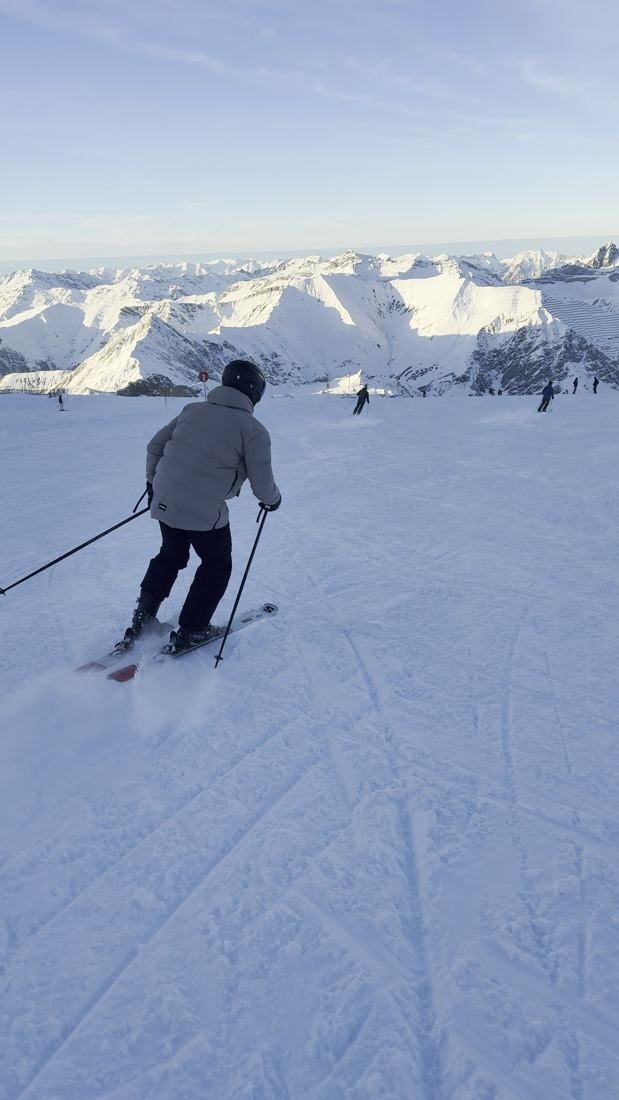 Skifahrer auf einer Piste